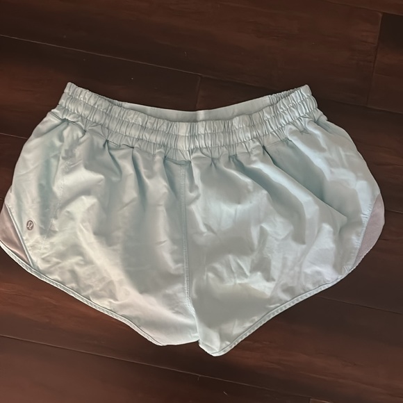 Lululemon Hotty Hot Lowrise 2.5” Icing Blue shorts - Picture 4 of 7